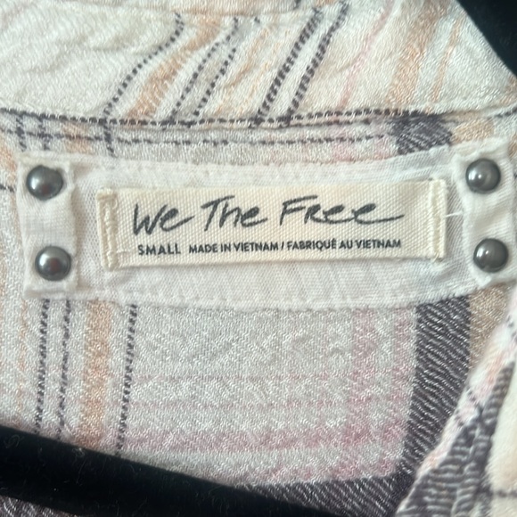 Free people flannel can be worn 2 ways in the front. - Picture 3 of 5